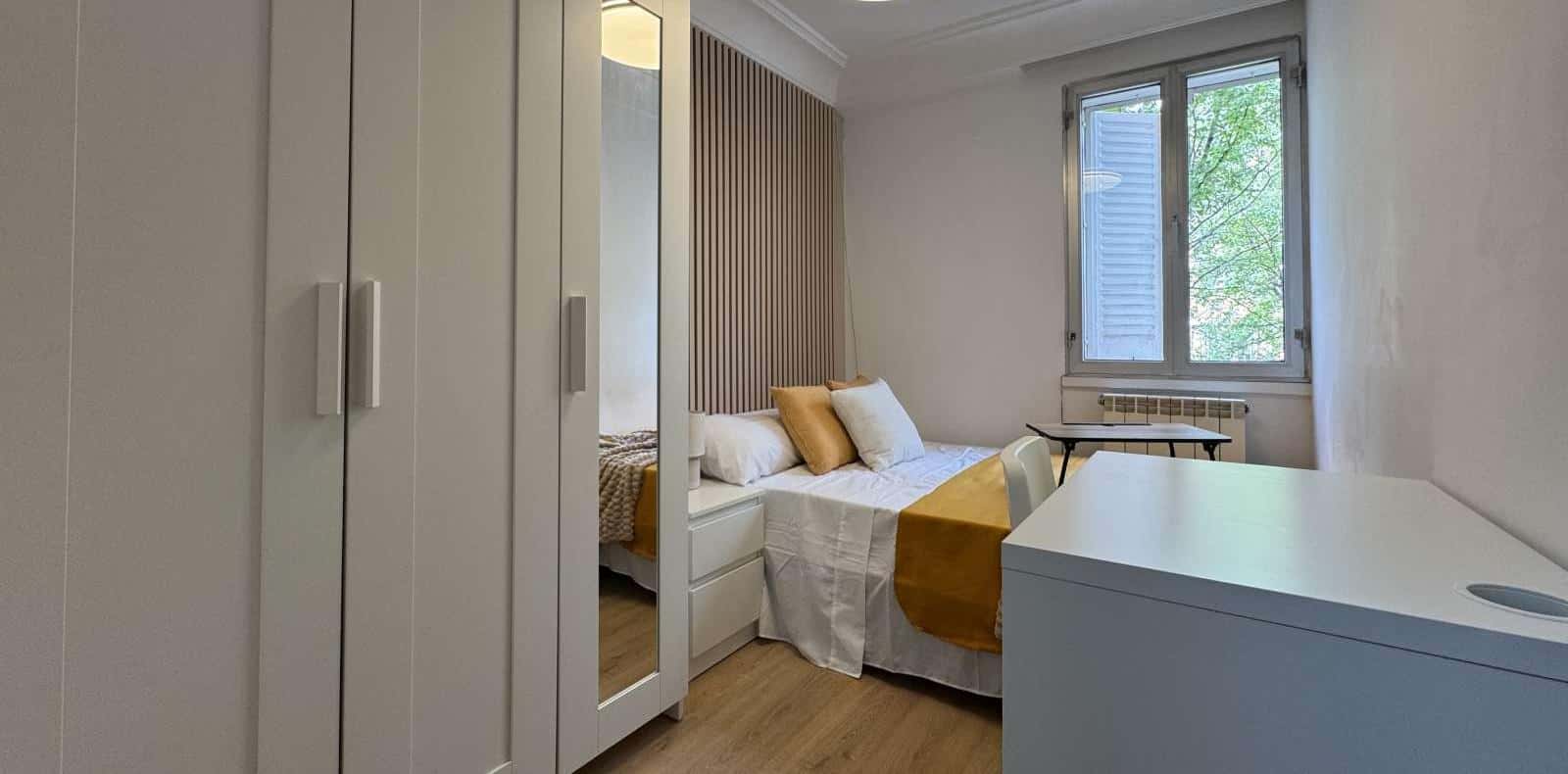 Double bed in 4-Bedroom Shared Apartment in Madrid
