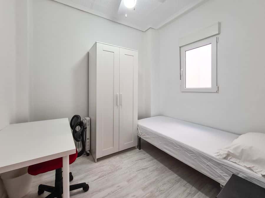 Habitación en piso de 5 habitaciones en Camins Al Grau