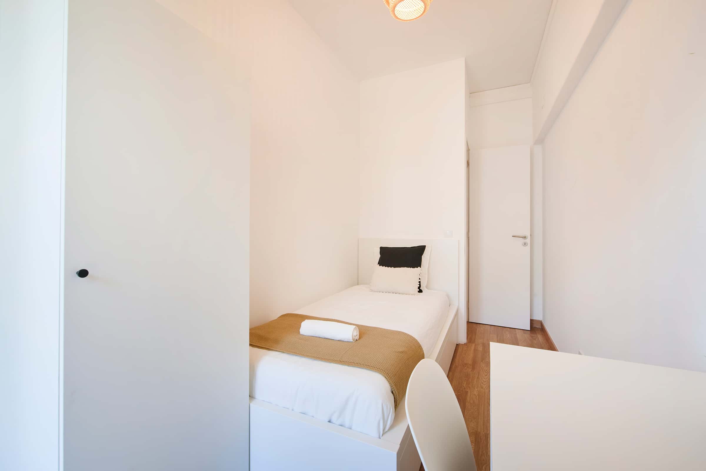 Bedroom with balcony in a 9-Bedroom Apartment in Rua Martens Ferrão, Lisbon - Room 3