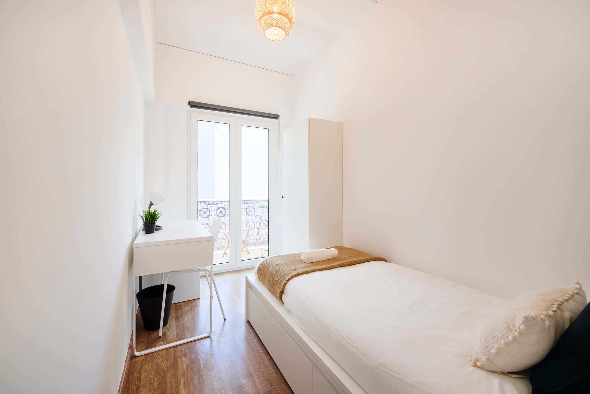 Bedroom with balcony in a 9-Bedroom Apartment in Rua Martens Ferrão, Lisbon - Room 3