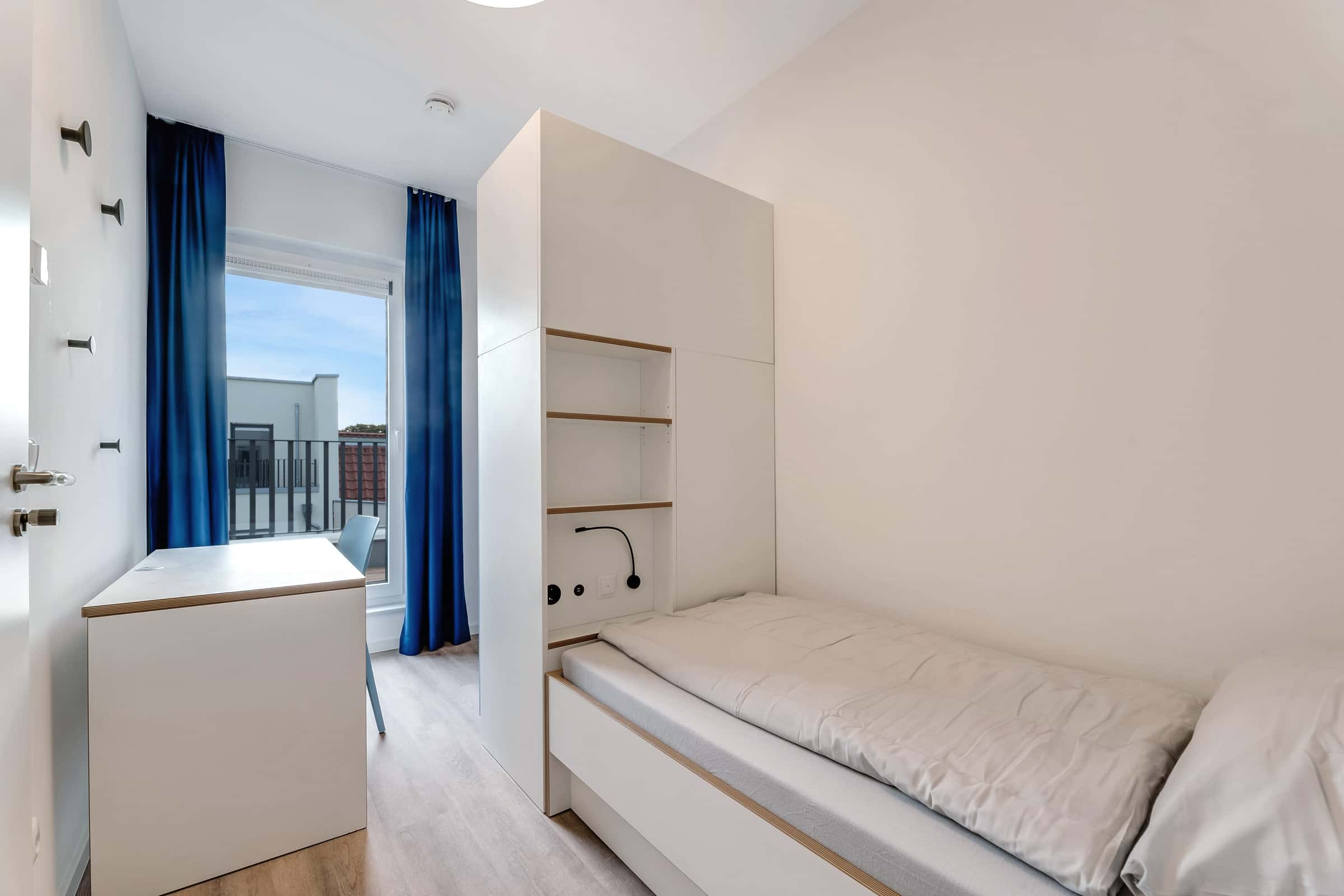Fully furnished private room with shared terrace in a 3 people shared mixed apartment