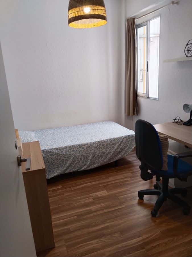 Habitación en piso de 4 habitaciones en El Pla Del Real