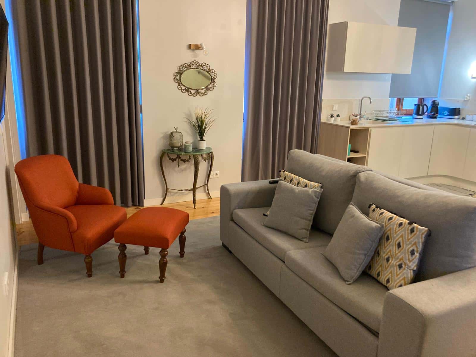 One-bedroom apartment in Rua Senhora da Lapa, Porto (3min from metro station)