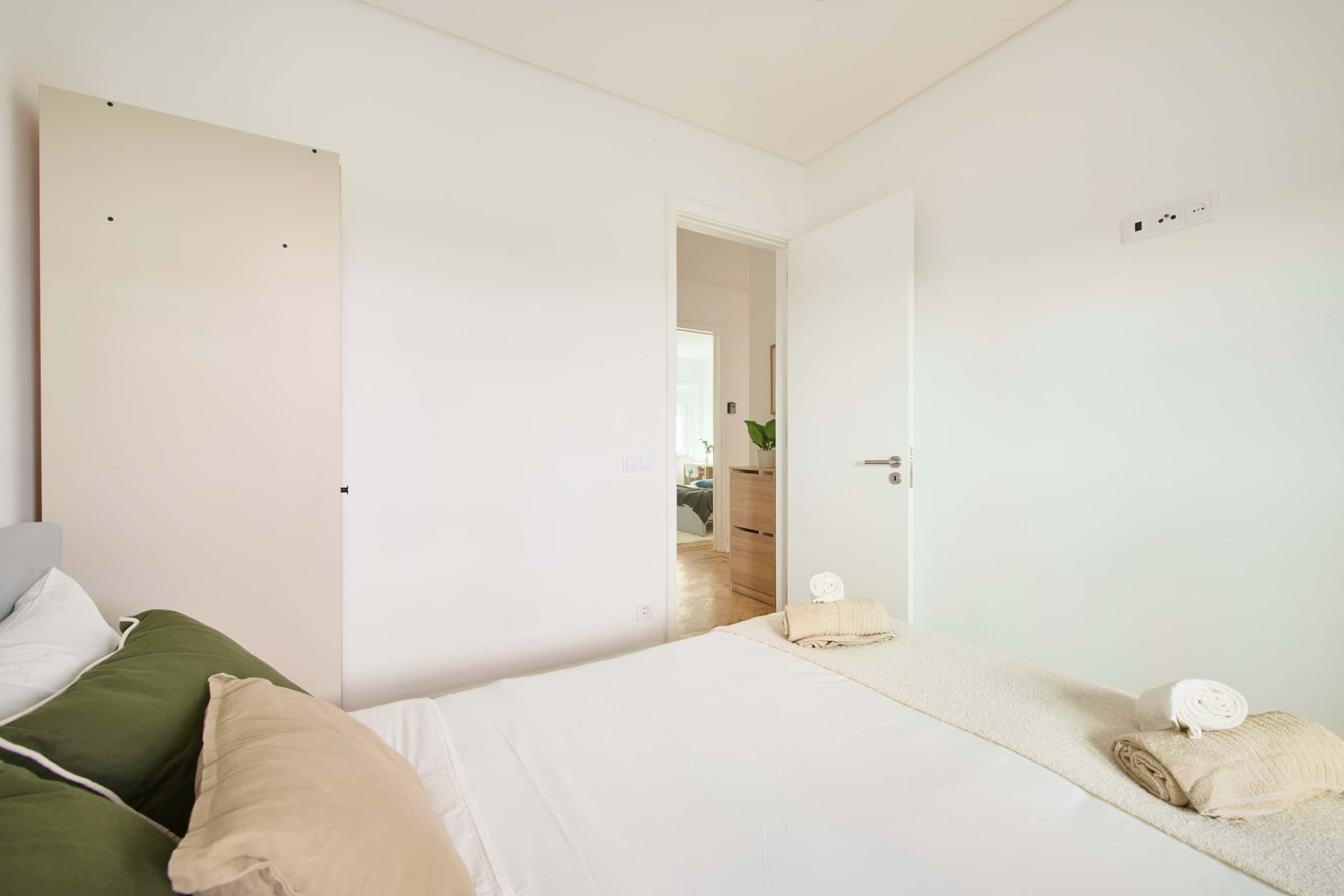 Room in a 4BDR apartment in Lisbon | Room 1