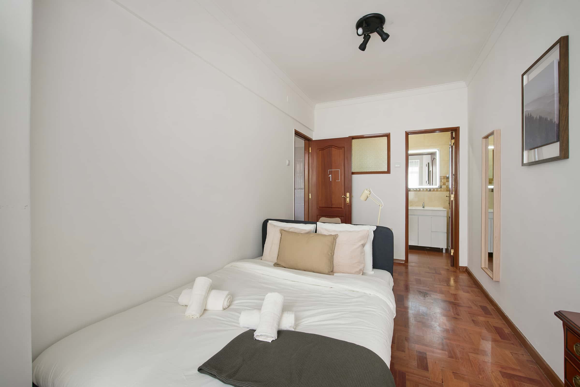 Room with private bathroom in a 4-bedroom apartment in Rua Gen. Leman, Lisbon - Room 1