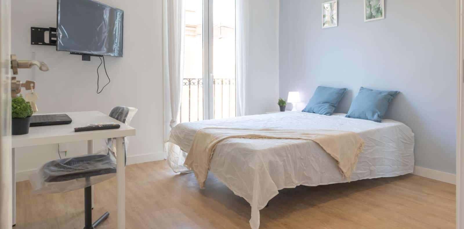 Double bed in Rooms for rent in 4-bedroom apartment in Arganzuela