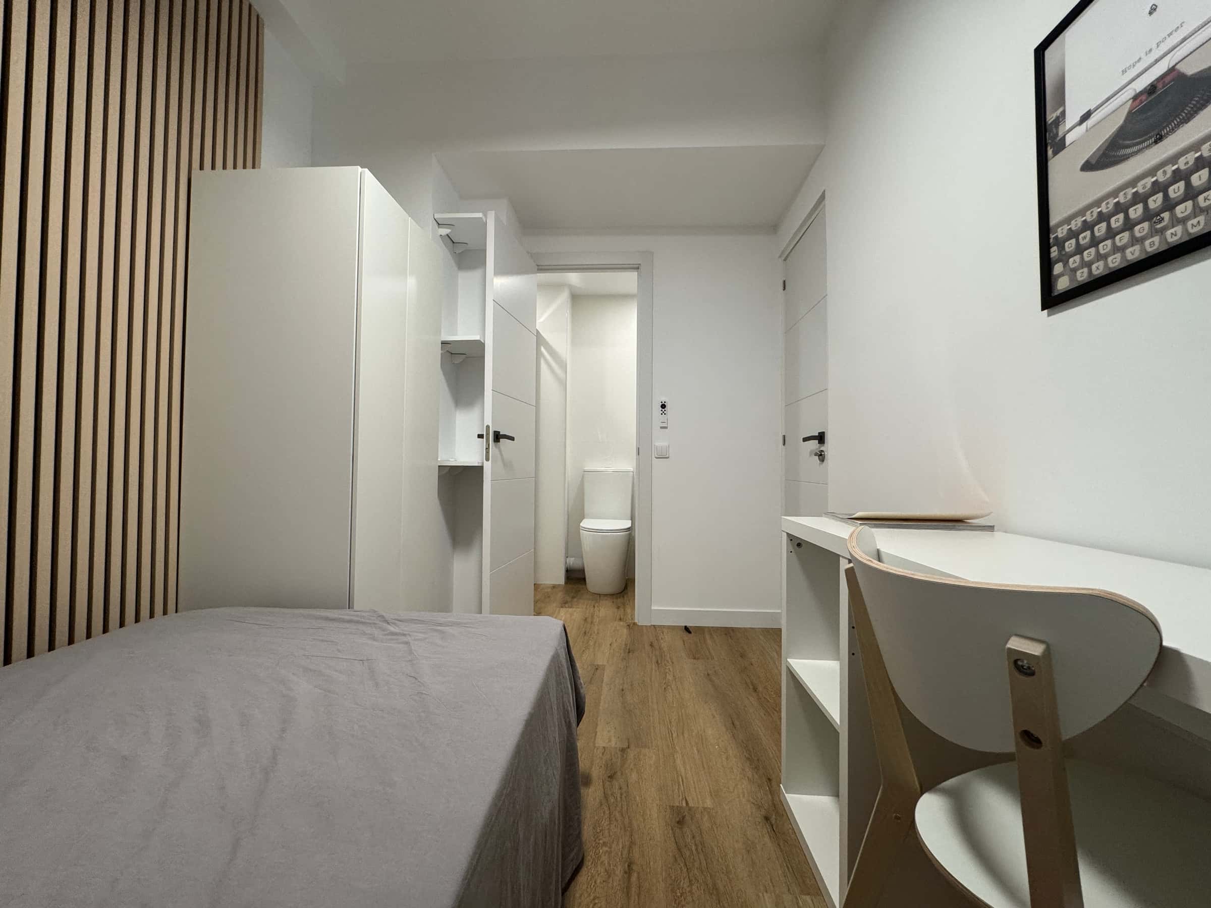 Zimmer in Calle del General Margallo, Madrid für 100 m² mit 5 Schlafzimmer