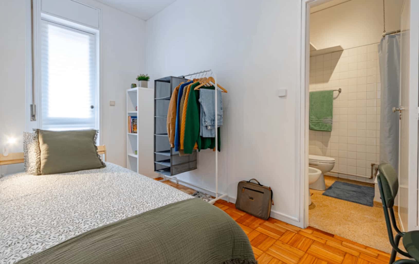 Ensuite in a 4-bedroom apartment in Rua das Artes Gráficas, Porto - Room 1