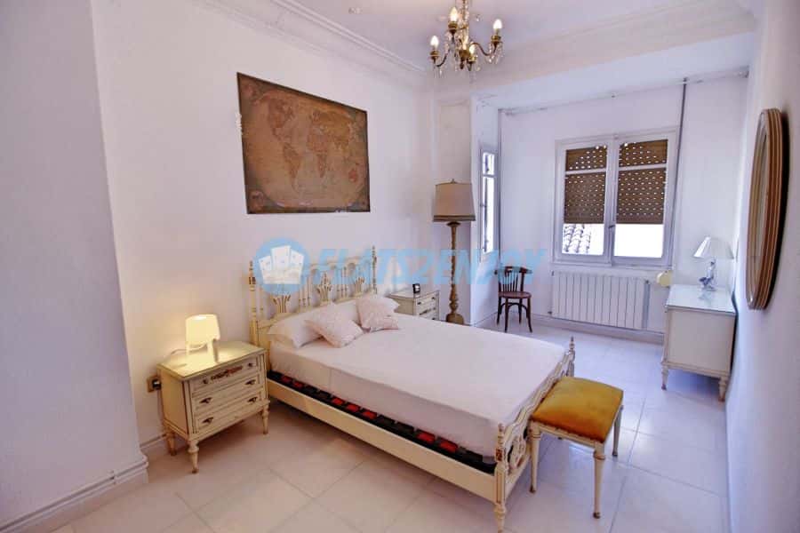 Habitación en piso de 7 habitaciones en Ciutat Vella
