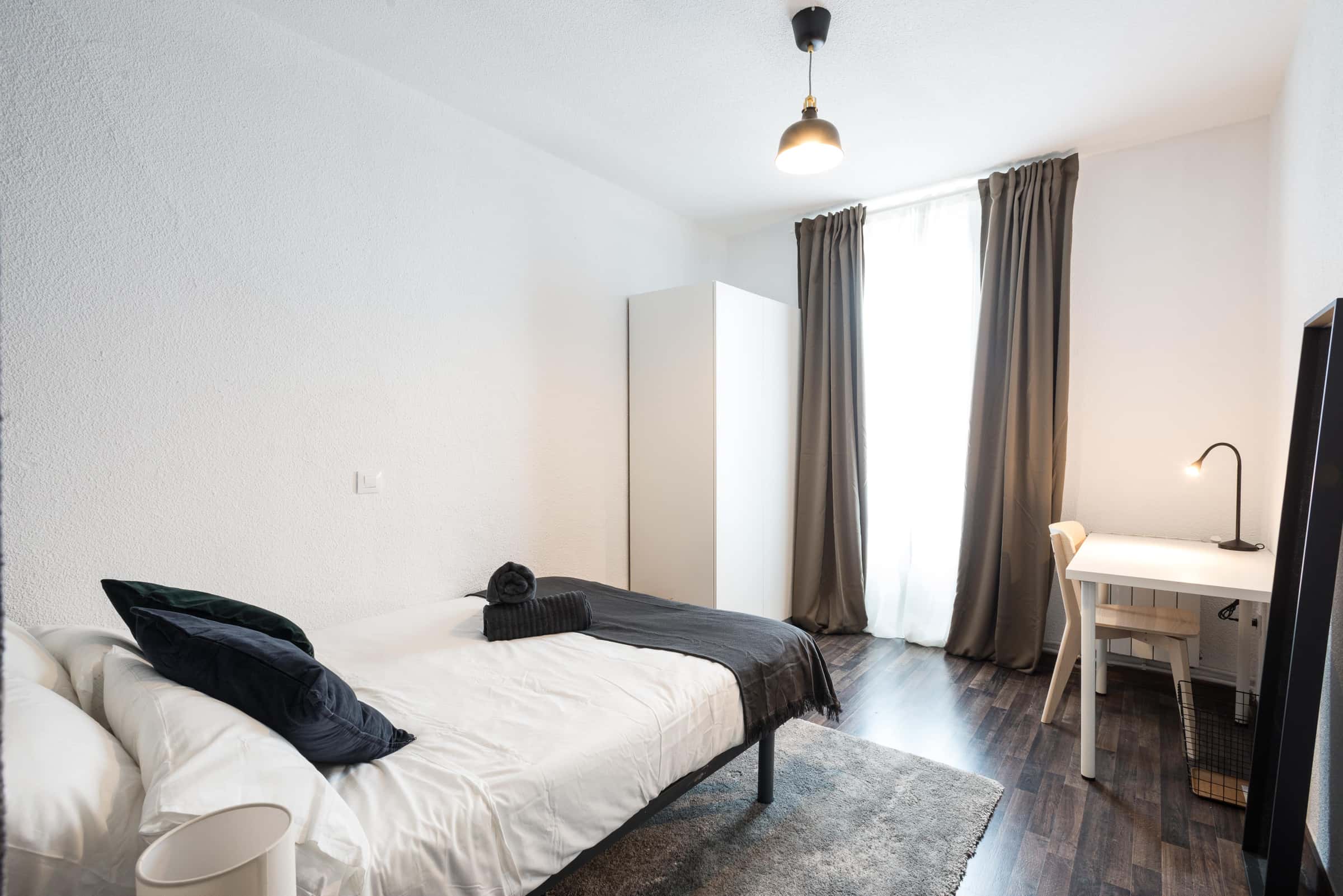 Habitación individual en Via Calle Caños del Peral   Der