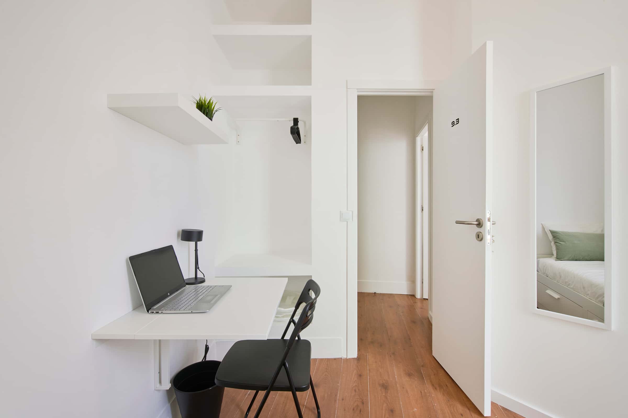 Bedroom with balcony in a 9-Bedroom Apartment in Rua Morais Soares, Lisbon - Room 3