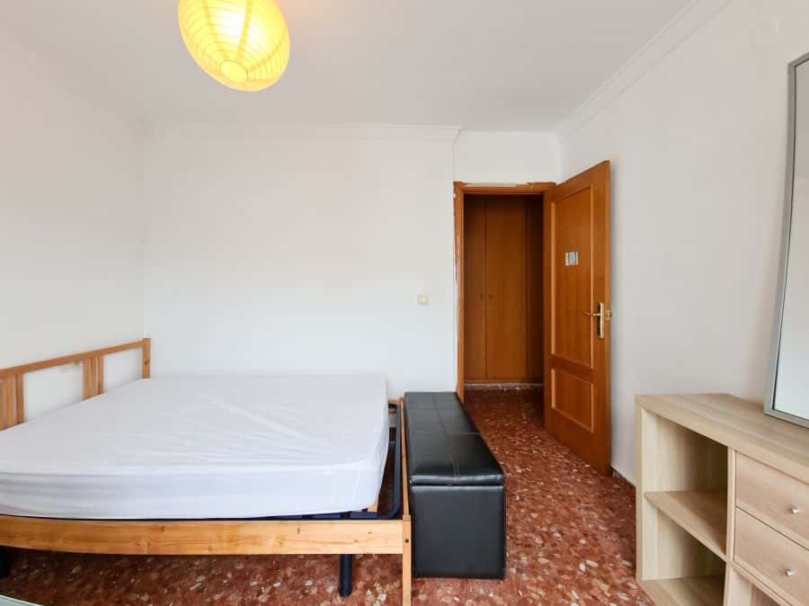 Habitación en piso de 5 habitaciones en Algirós