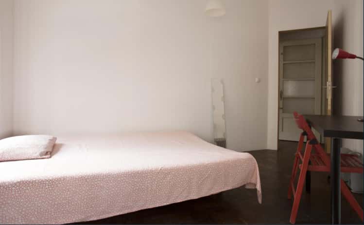 Quarto com cama de casal e varanda em apartamento com 7 quartos - FLAT H - H2