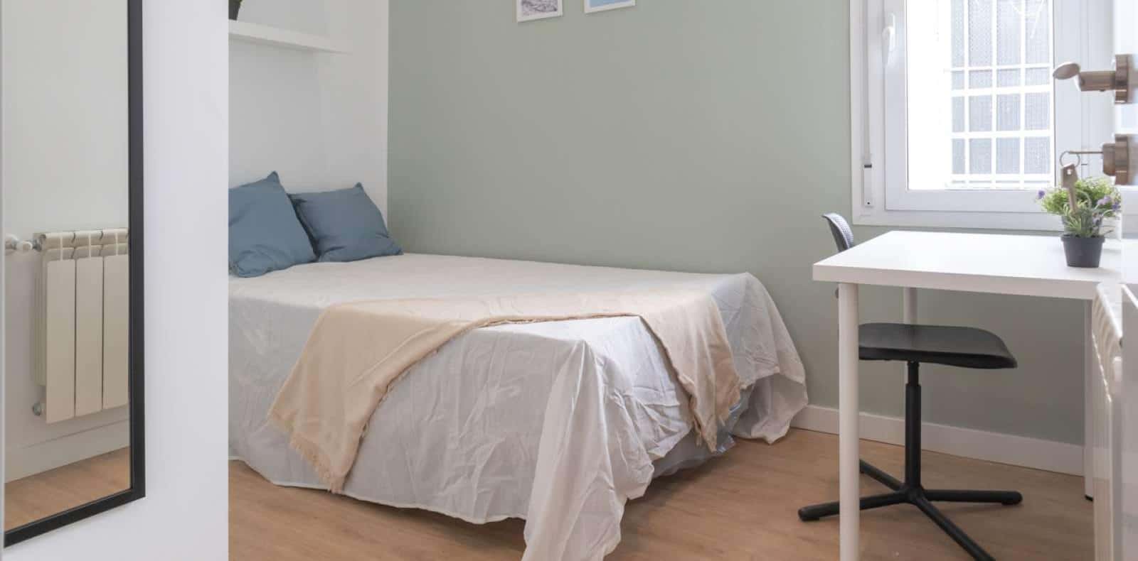 Double bed in Rooms for rent in 4-bedroom apartment in Arganzuela