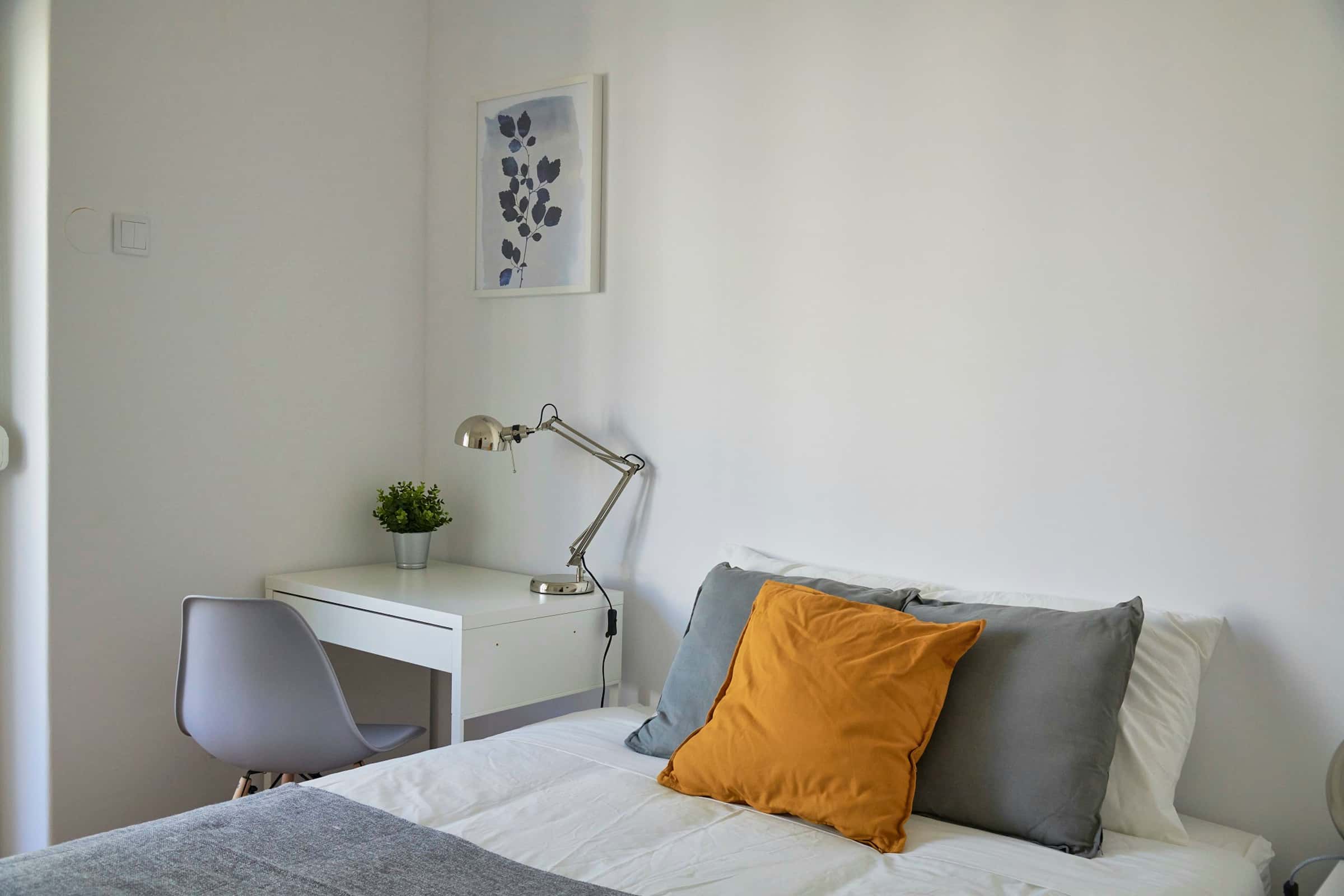 Bedroom in a 7-bedroom apartment in R. Pedro Nunes, Lisbon - Room 7