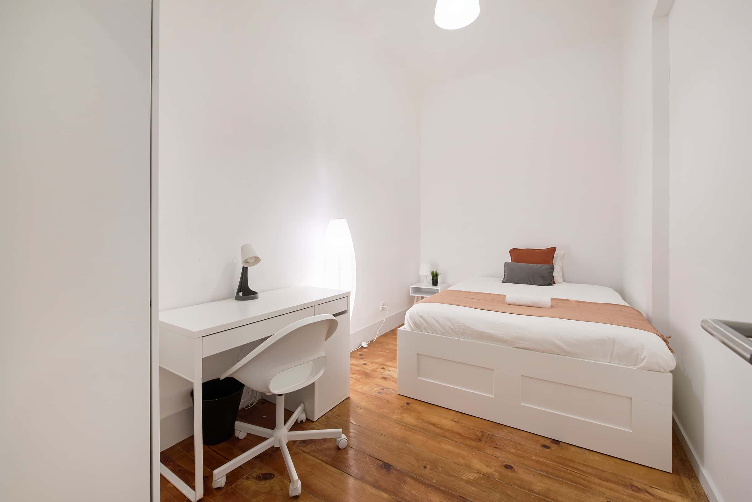 Interior bedroom in a 8-Bedroom Apartment in Rua Chaby Pinheiro, Lisbon - Room 6