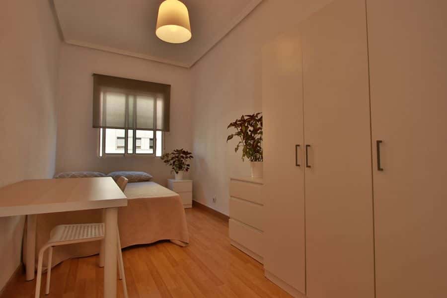 Habitación en piso de 3 habitaciones en L'amistat