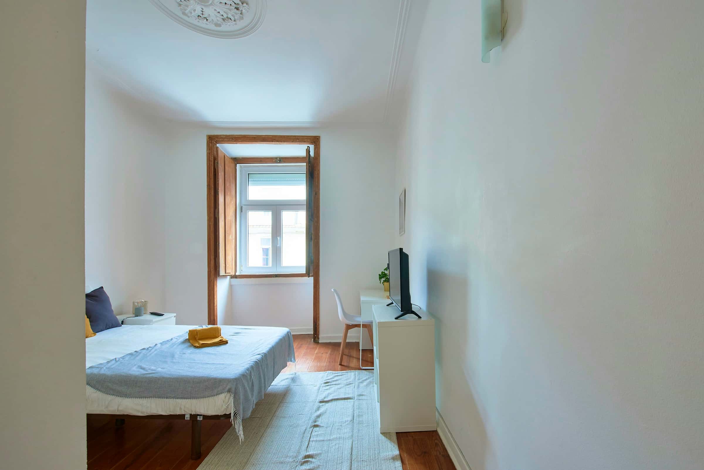 Bedroom in a 9-bedroom apartment in R. do Desterro, Lisbon - Room 4