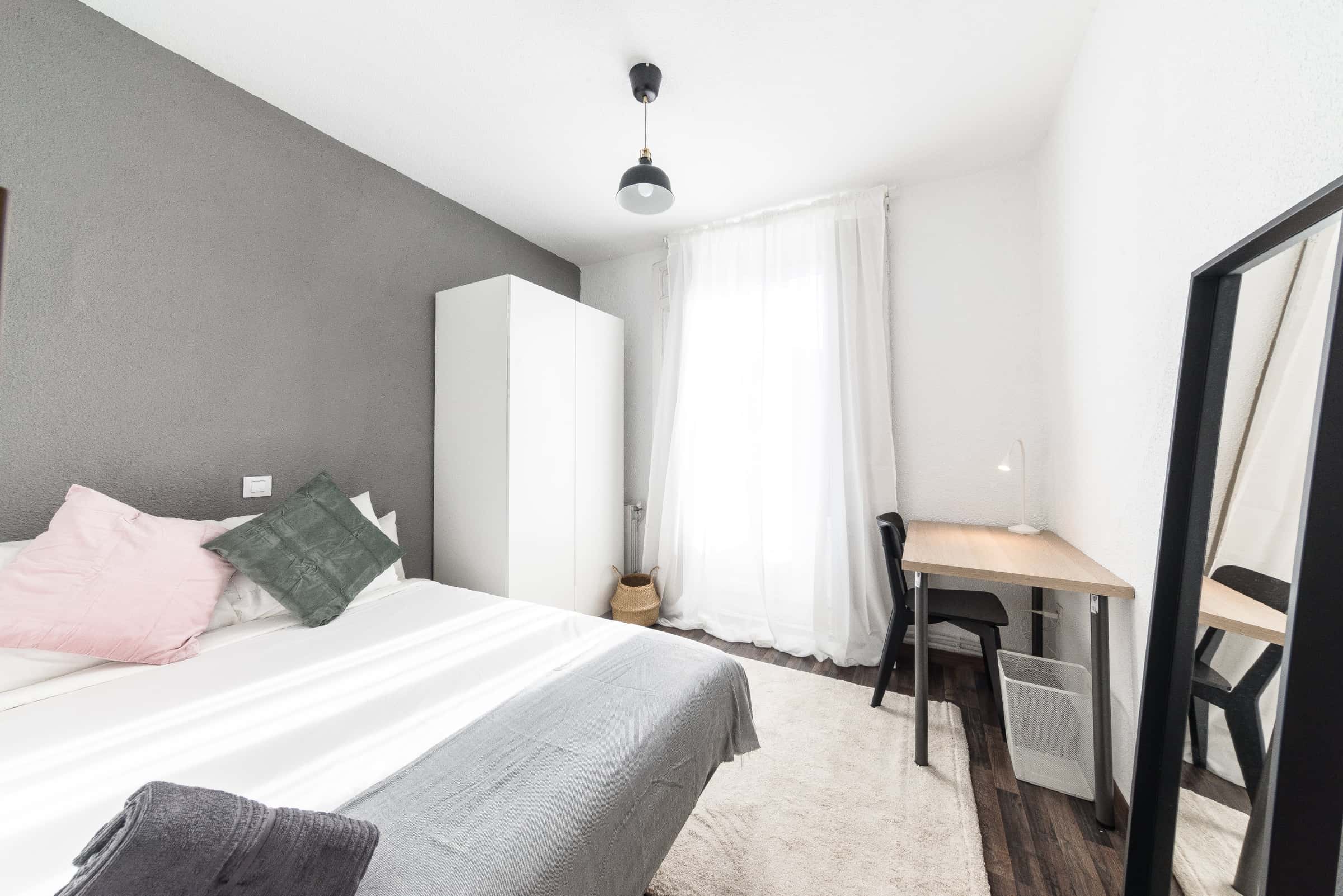 Habitación individual en Via Calle Caños del Peral   Der