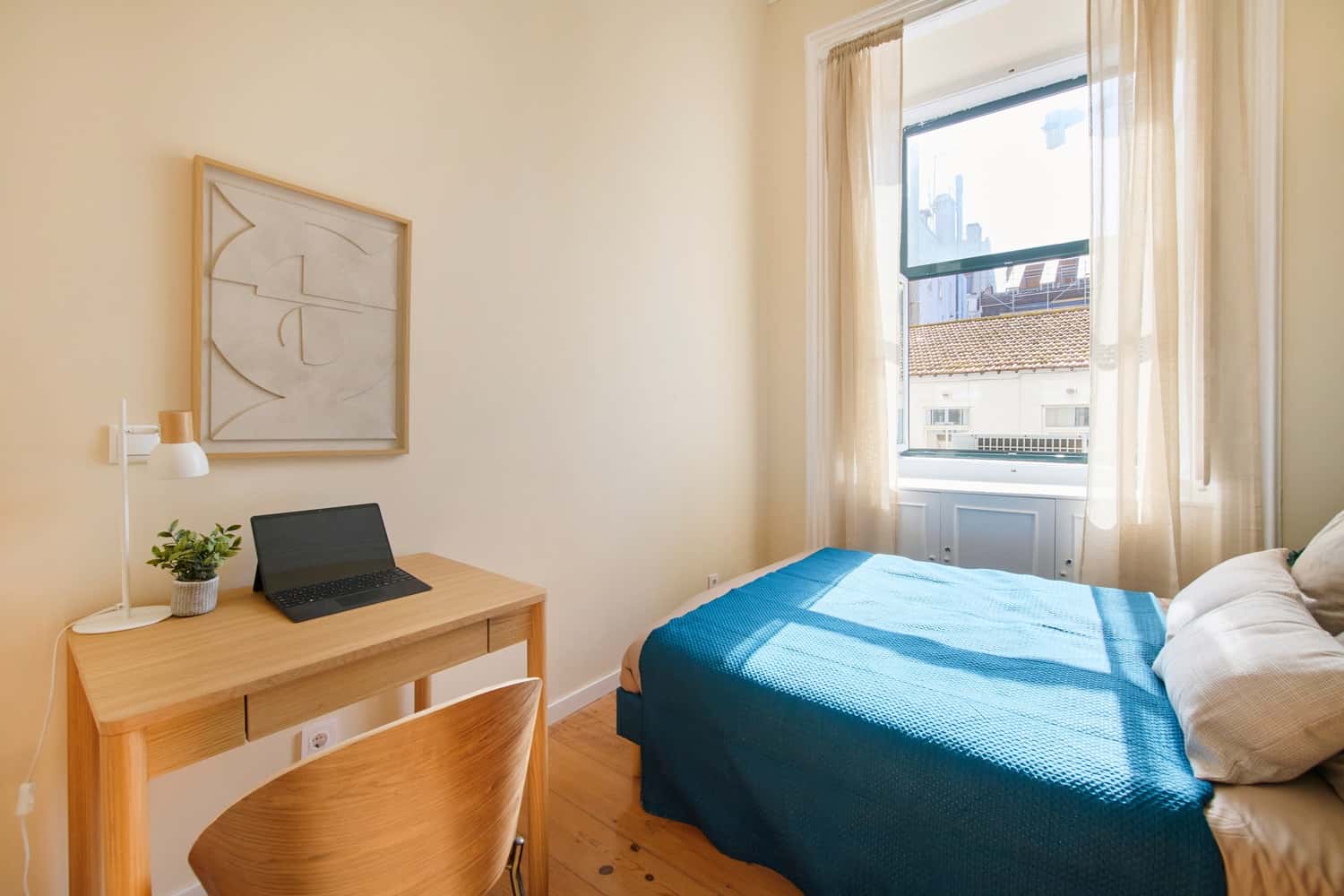 Room 5 - 91. Largo Vitorino Damasio 2 1D