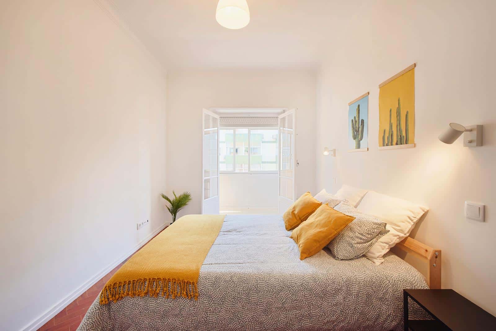 Bedroom in a 7-bedroom apartment in Lisbon - Room 1