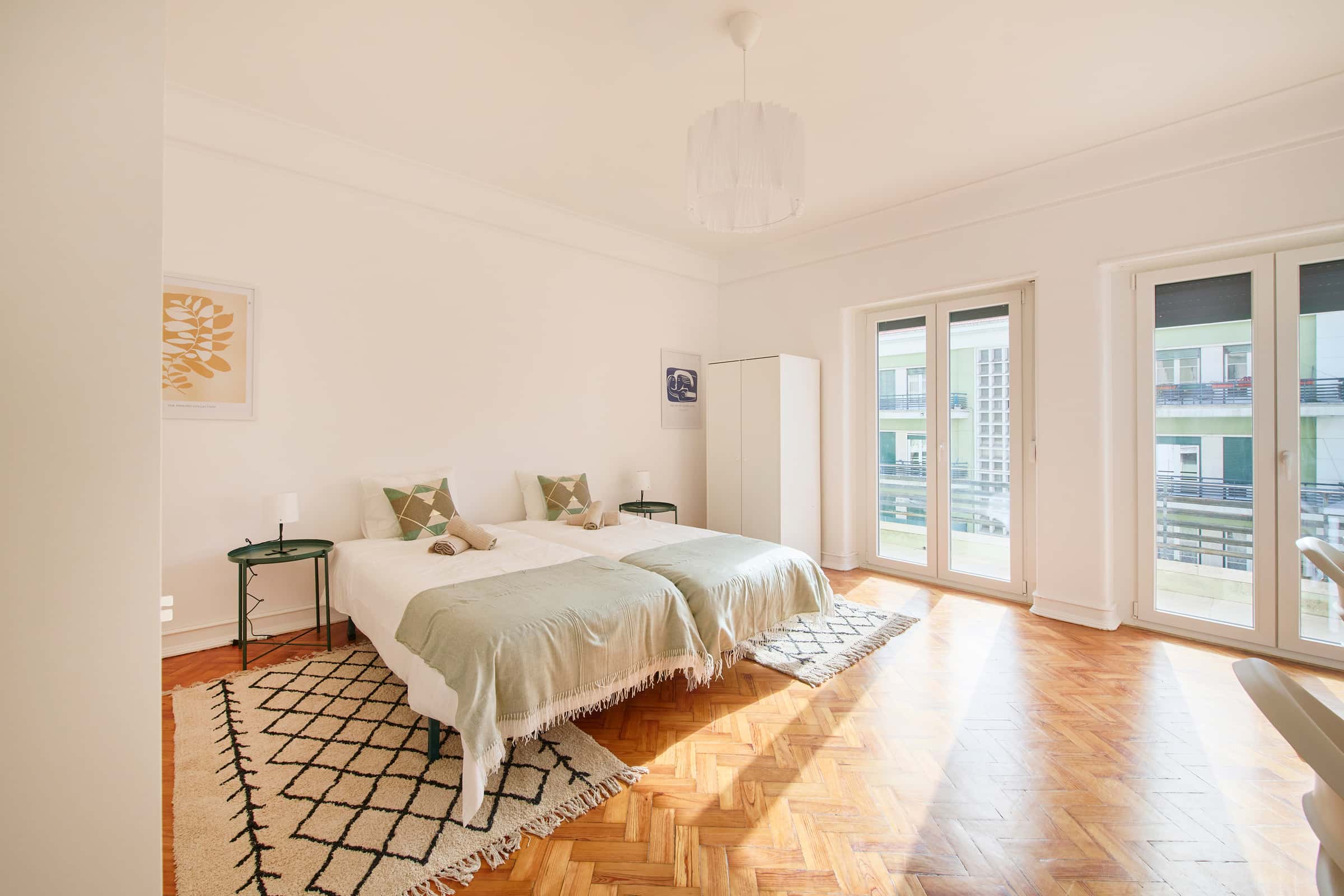 Twin Bedroom with balcony in a 6-bedroom apartment in Lisbon - Room 2