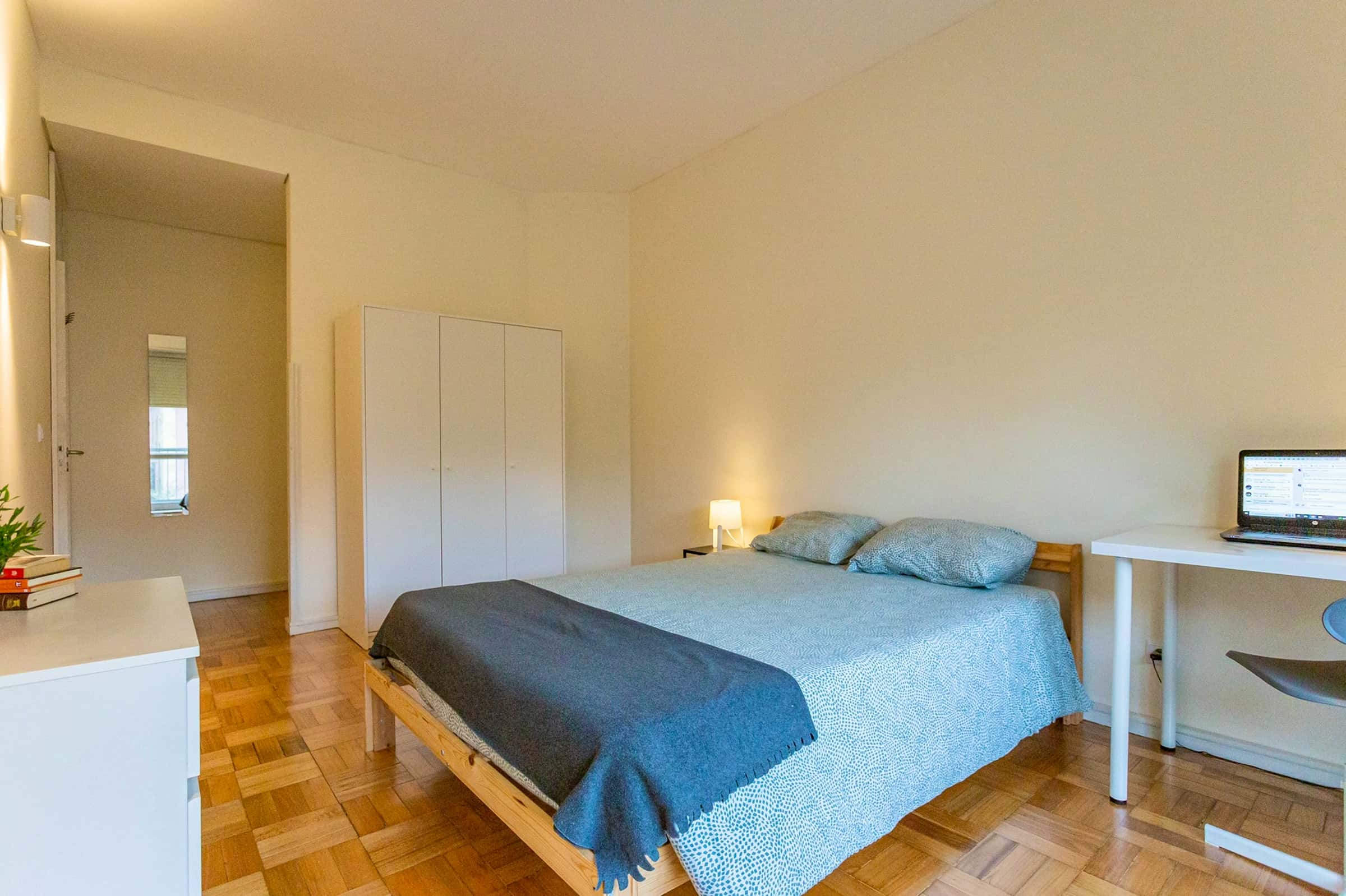 Room with balcony in a 7-bedroom apartment in Rua 5 de Outubro, Porto - Room 7