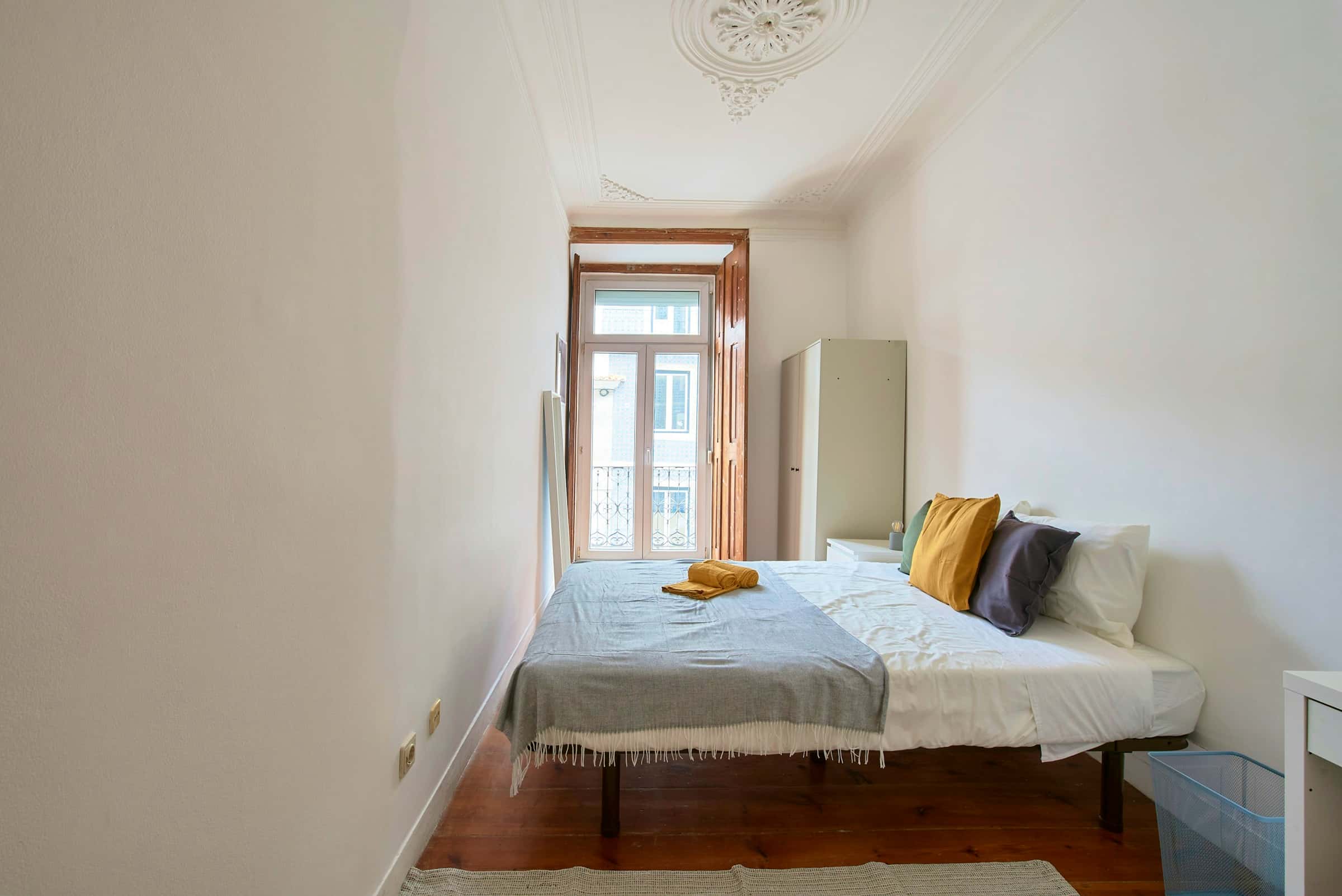 Bedroom in a 9-bedroom apartment in R. do Desterro, Lisbon - Room 3