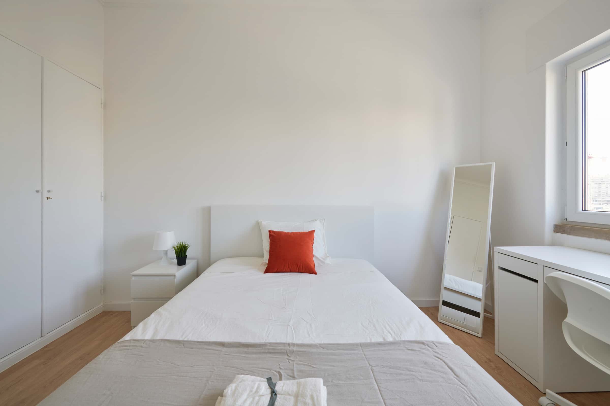 Bedroom in a 7-Bedroom Apartment in Rua Actor António Silva, Lisbon - Room 6