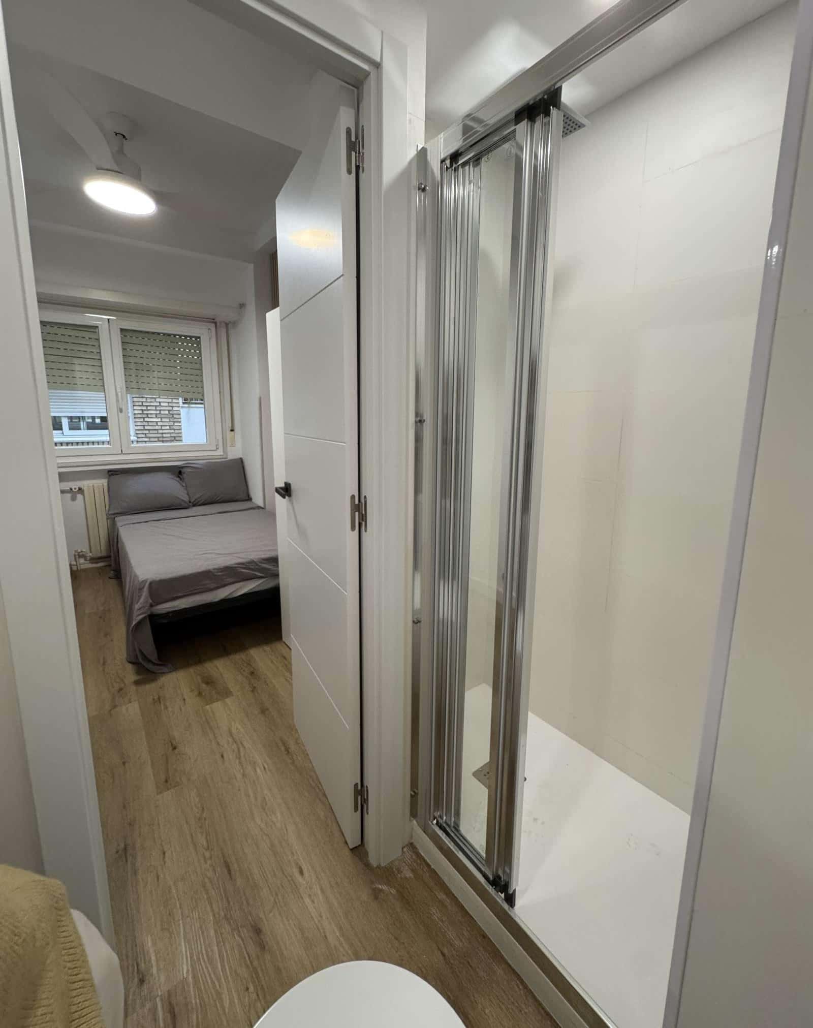 Double bed in Rooms for rent in the center of Madrid
