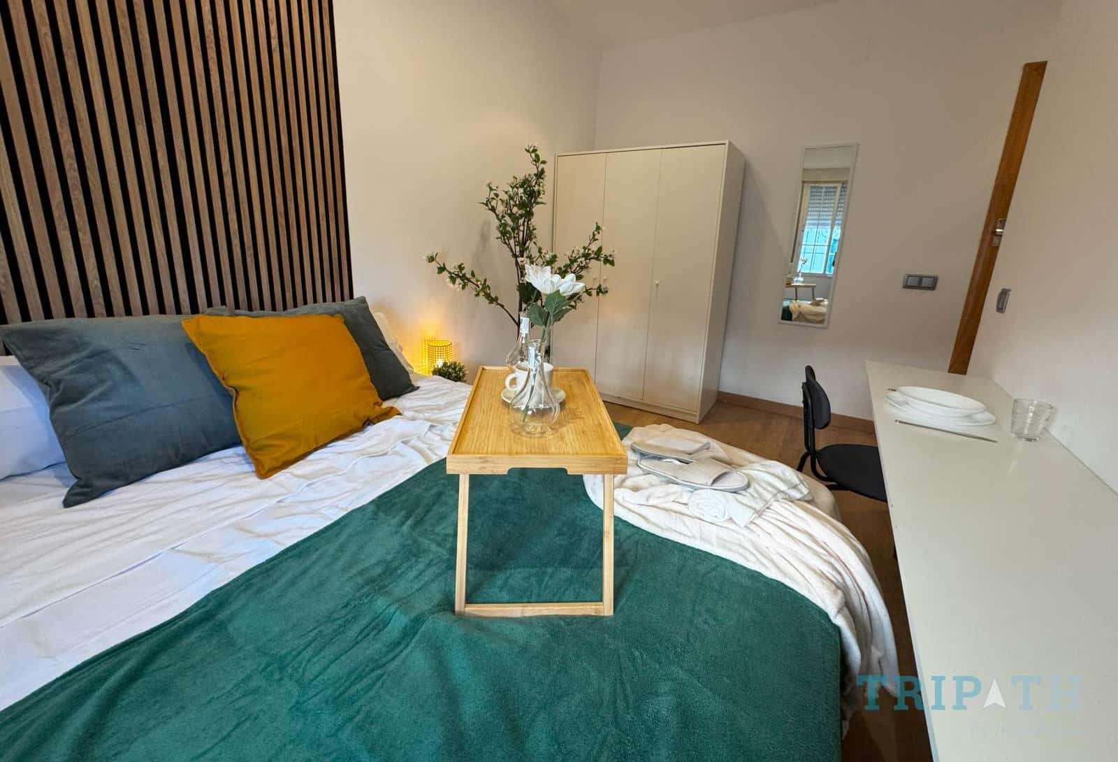 Double bed in Magnificent rooms for rent located in Madrid