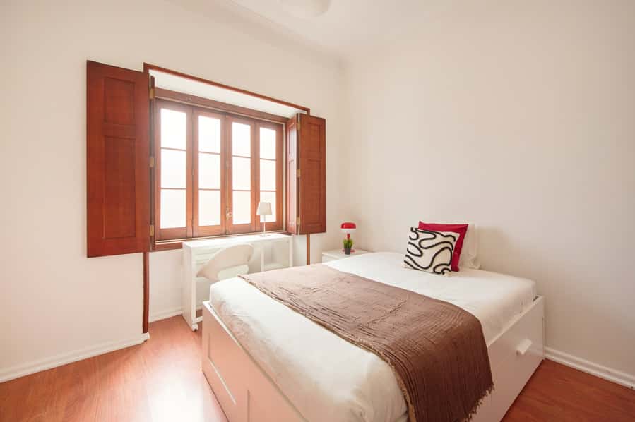 Bedroom in a 11-Bedroom Apartment in Rua de Buenos Aires, Lisbon - Room 9