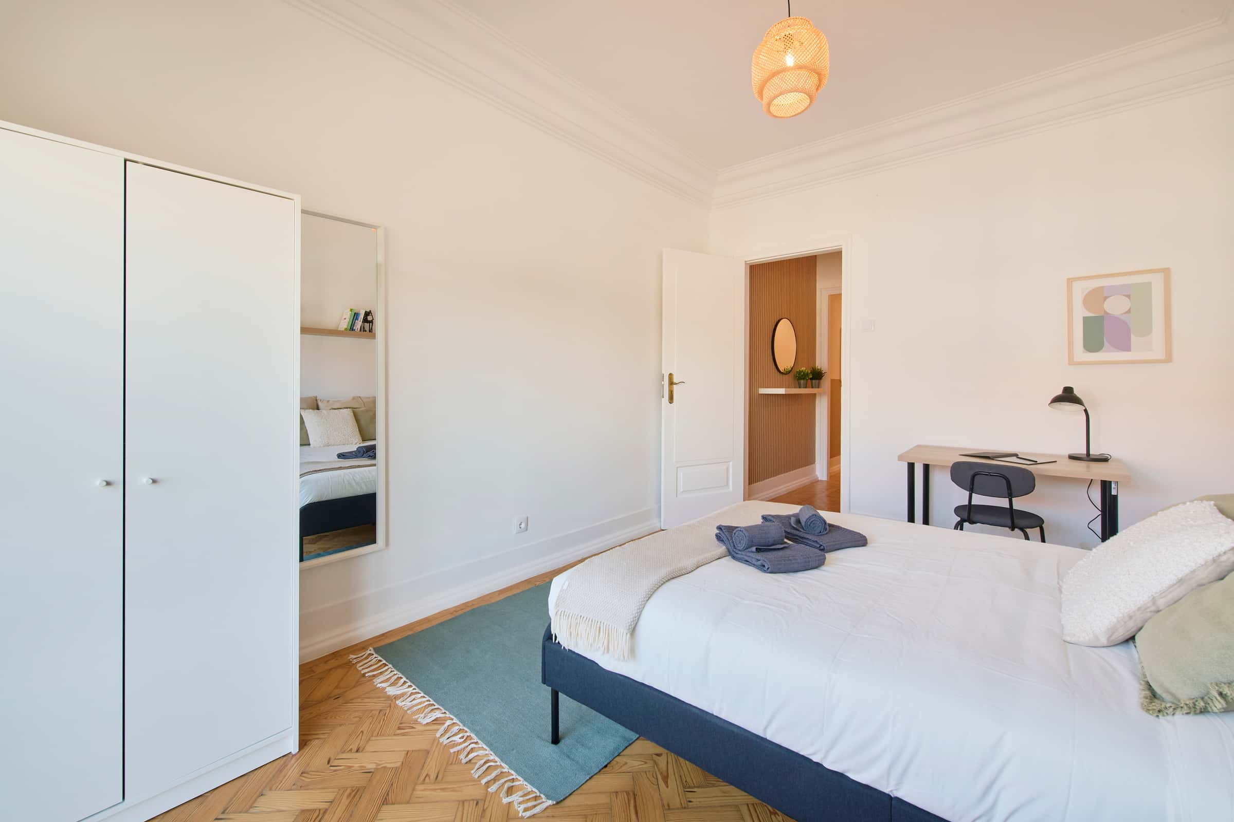 Bedroom with private balcony in a 9-room apartment in Lisbon - Room 3