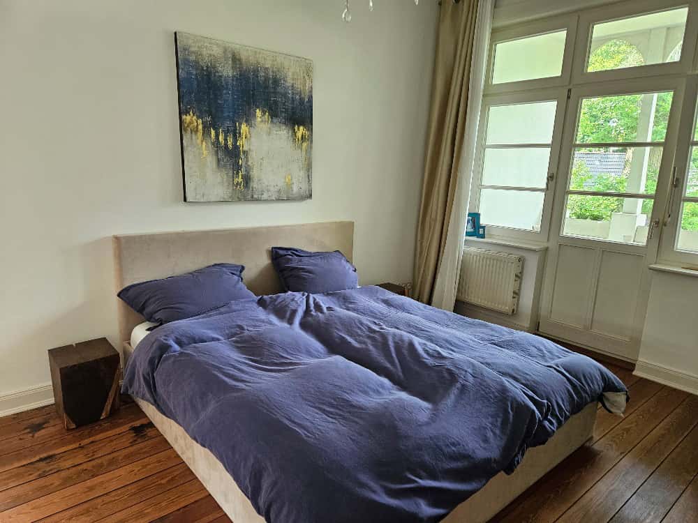 Stilvoll wohnen in Jugendstilvilla mit Garten – möbliertes Zimmer in ruhiger Lage