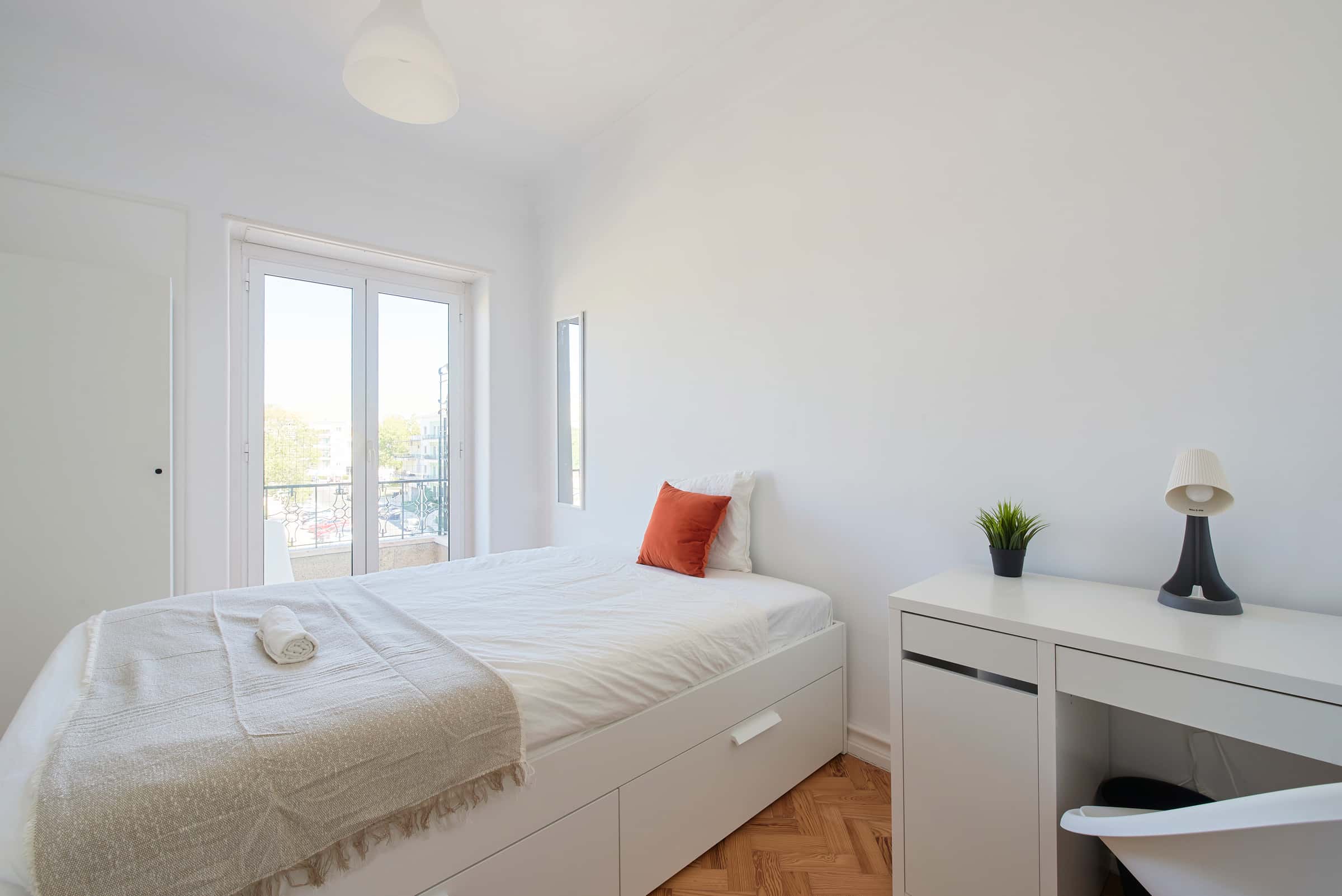 Bedroom in a 9-Bedroom Apartment in Rua Jorge Ferreira de Vasconcelos, Lisbon - Room 1