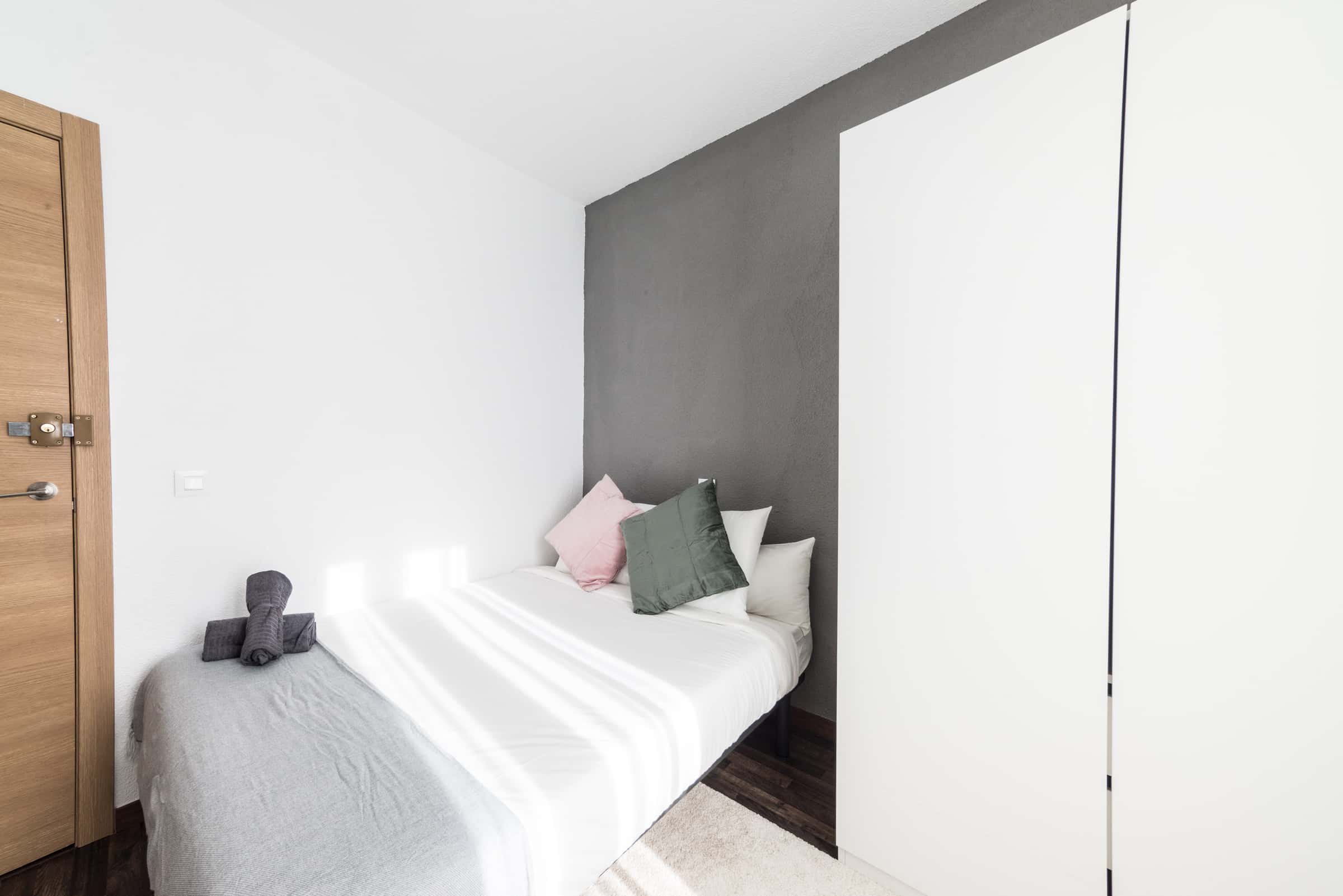 Habitación individual en Via Calle Caños del Peral   Der