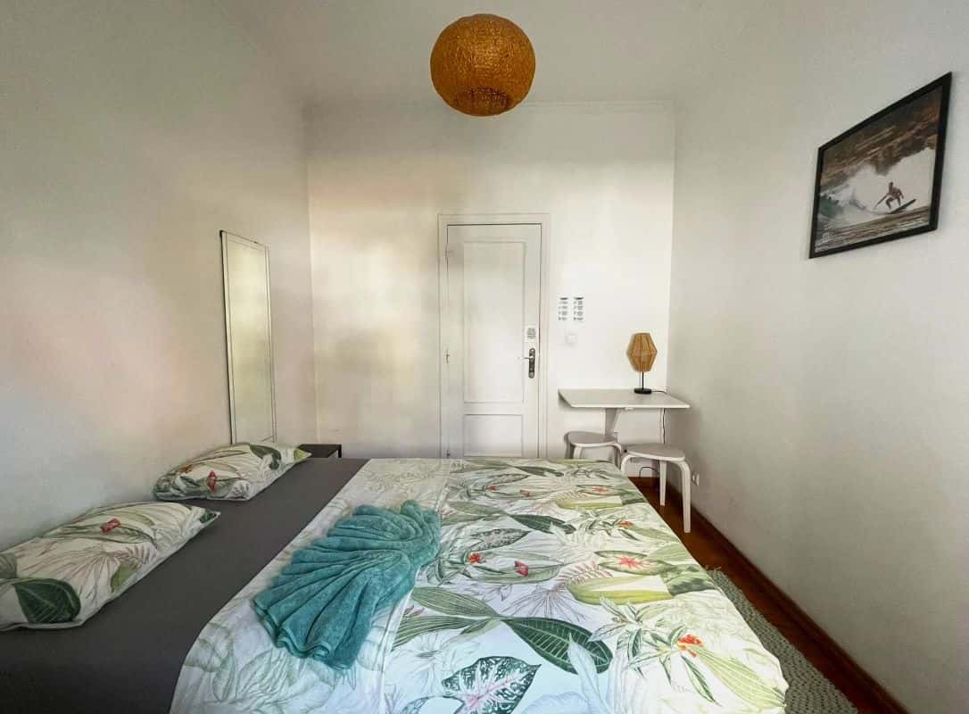 Room C in a 4-bedroom Apartment in Rua Palmira, Lisbon