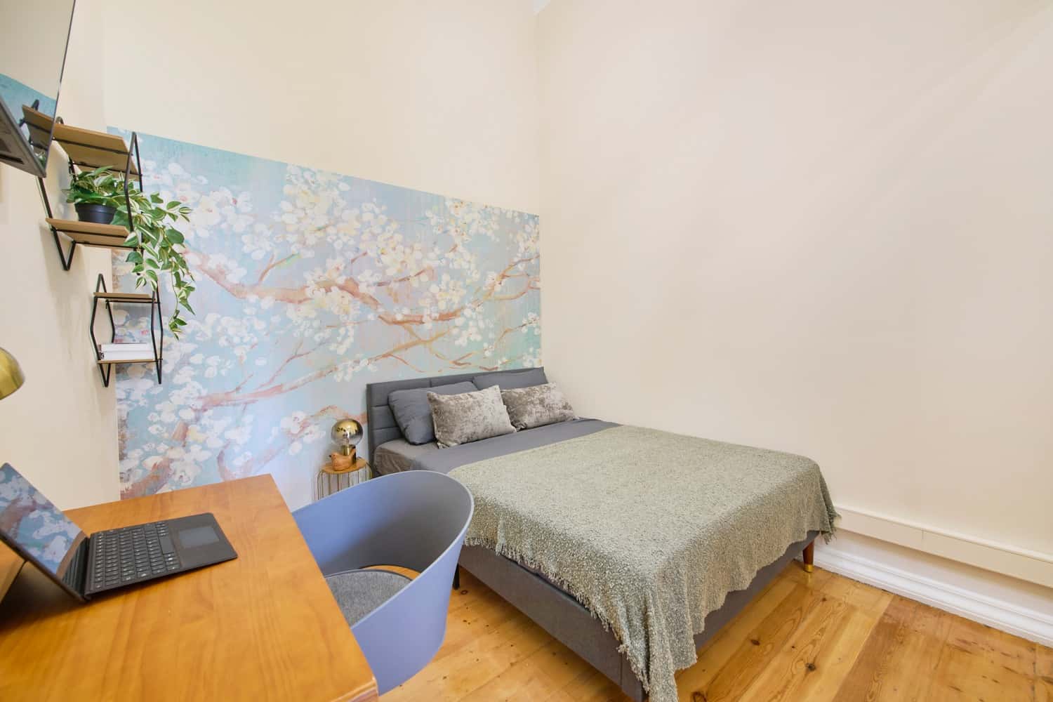 Room 8 - 91. Largo Vitorino Damasio 2 1D