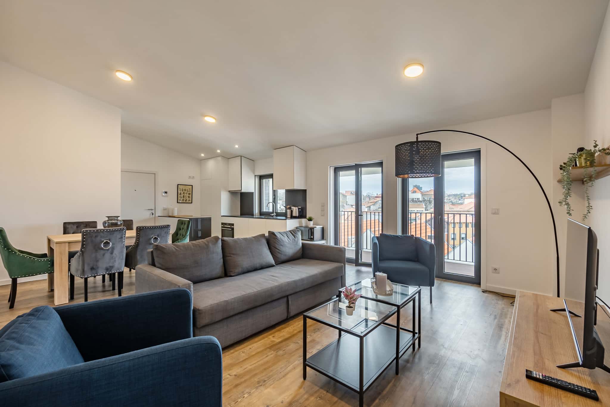 Elegant 2-bedroom apartment, fully equiped and balcony overlooking the river