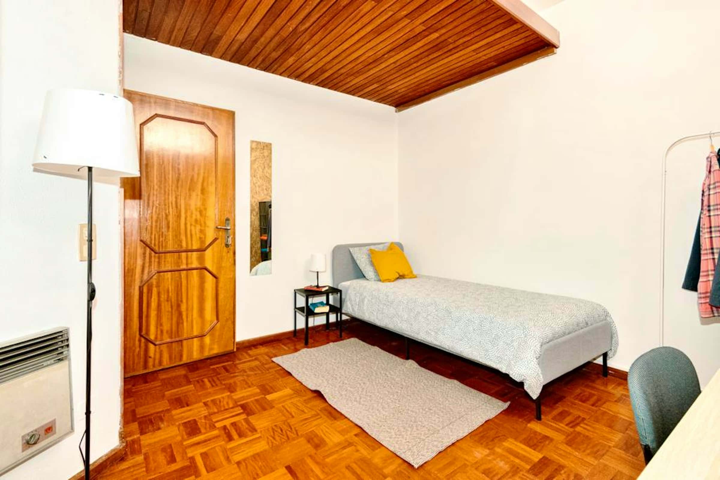 Room in a 5-bedroom apartment in Praça 9 de Abril, Porto - Room 2