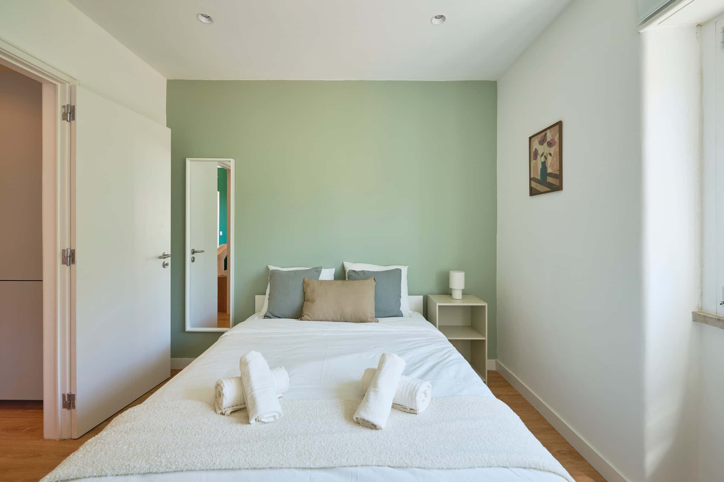 Bedroom in a 4-bedroom apartment in Lisbon - Room 1