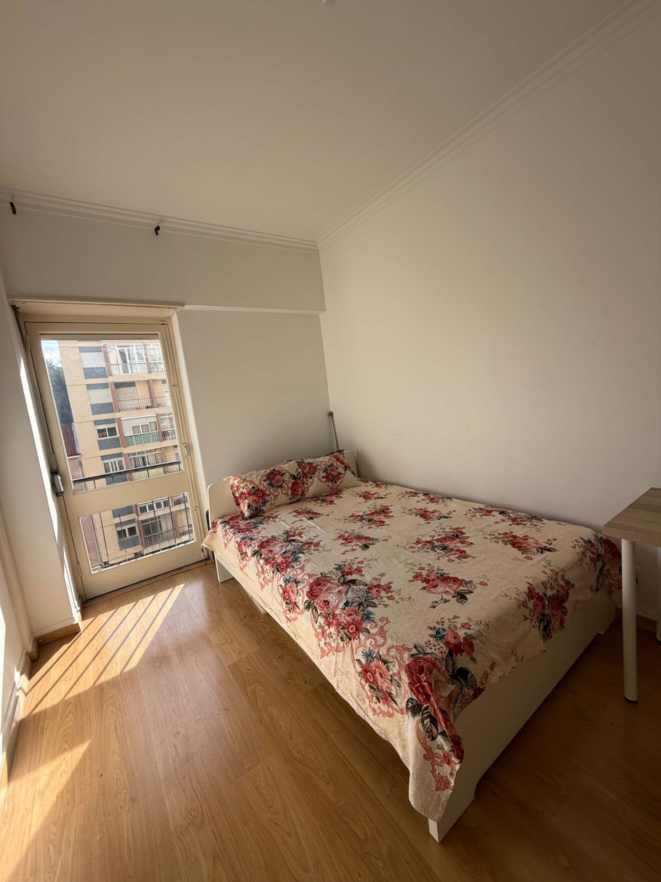 Room in Estrada de Benfica, Lisboa