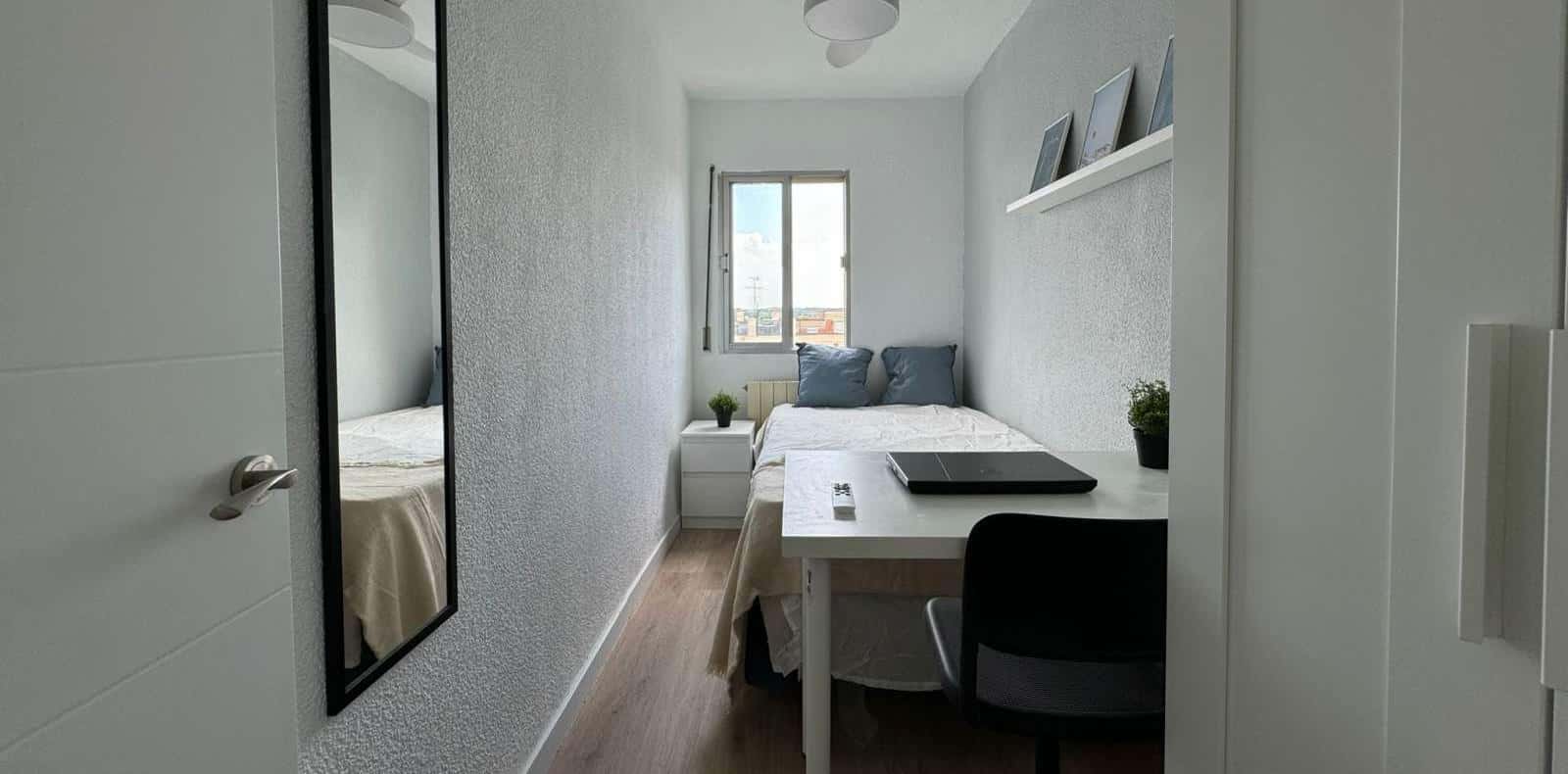 Double bed in Rooms for rent in 4-bedroom apartment in Ciudad Lineal