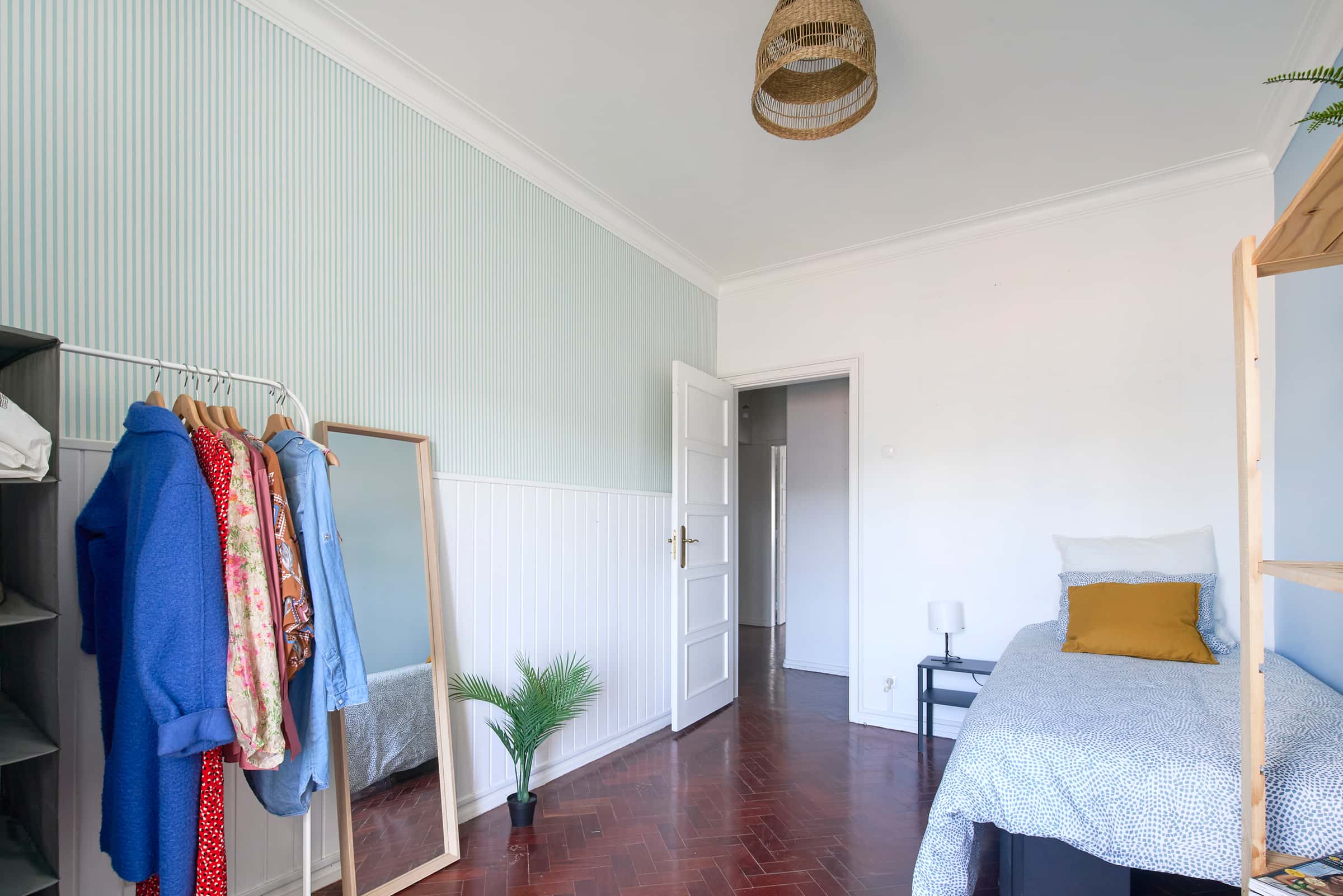 Bedroom in a 7-bedroom apartment in Lisbon - Room 4