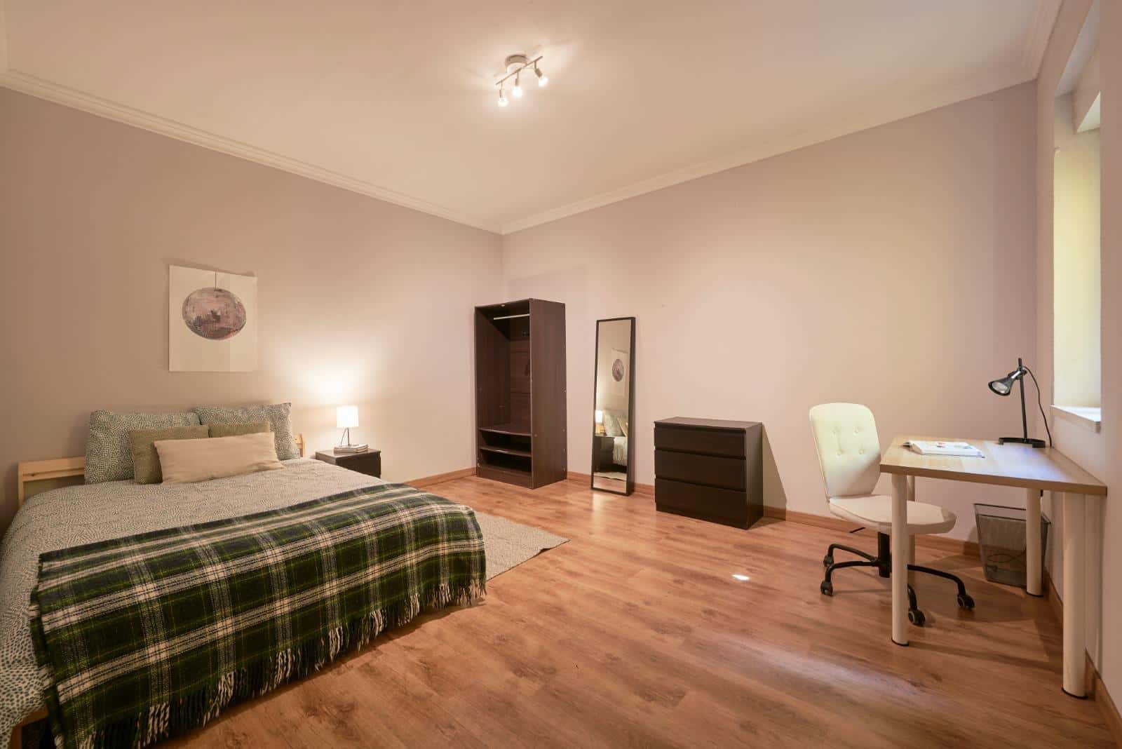 Bedroom in a 6-bedroom apartment in Lisbon - Room 3