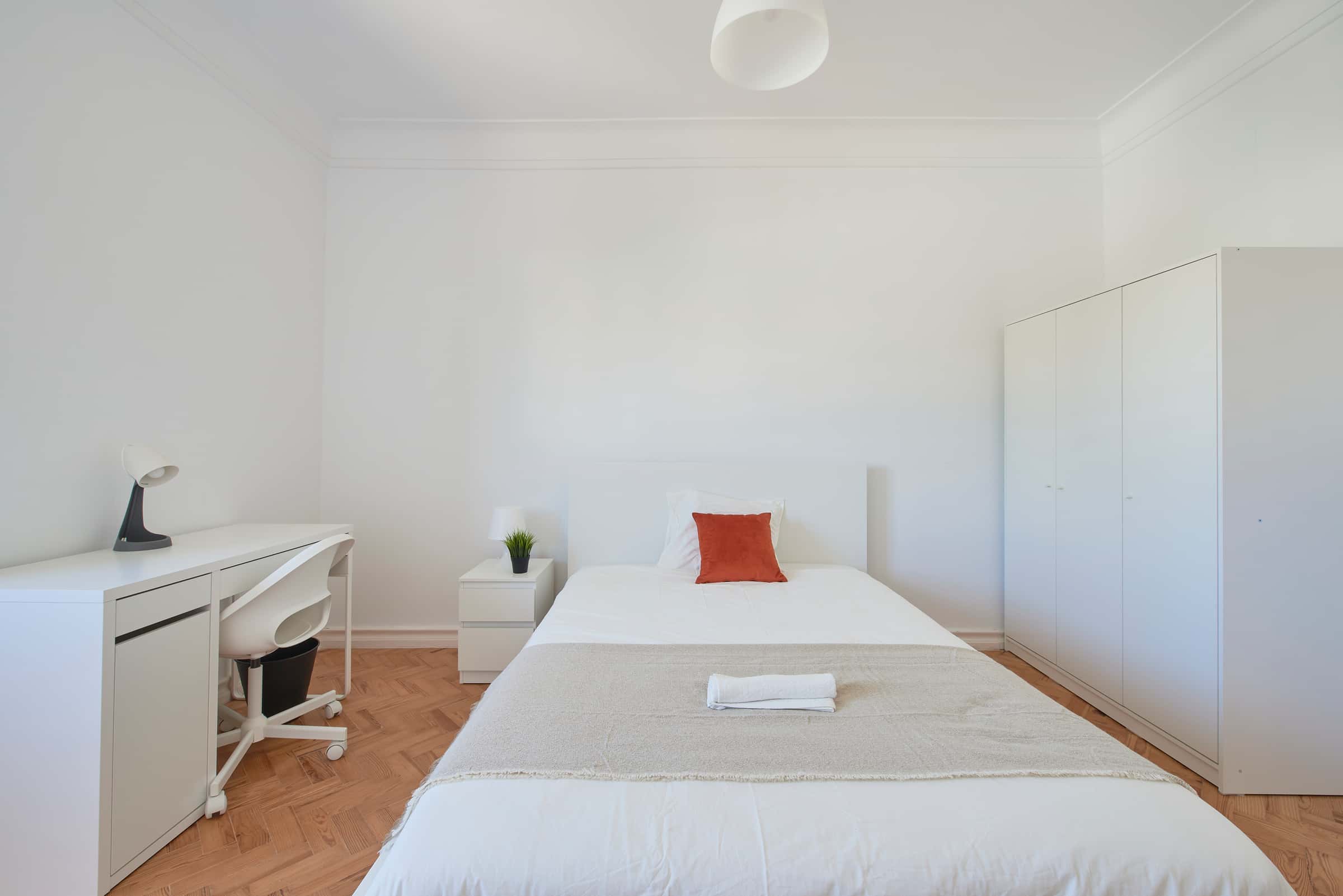 Bedroom in a 9-Bedroom Apartment in Rua Jorge Ferreira de Vasconcelos, Lisbon - Room 6