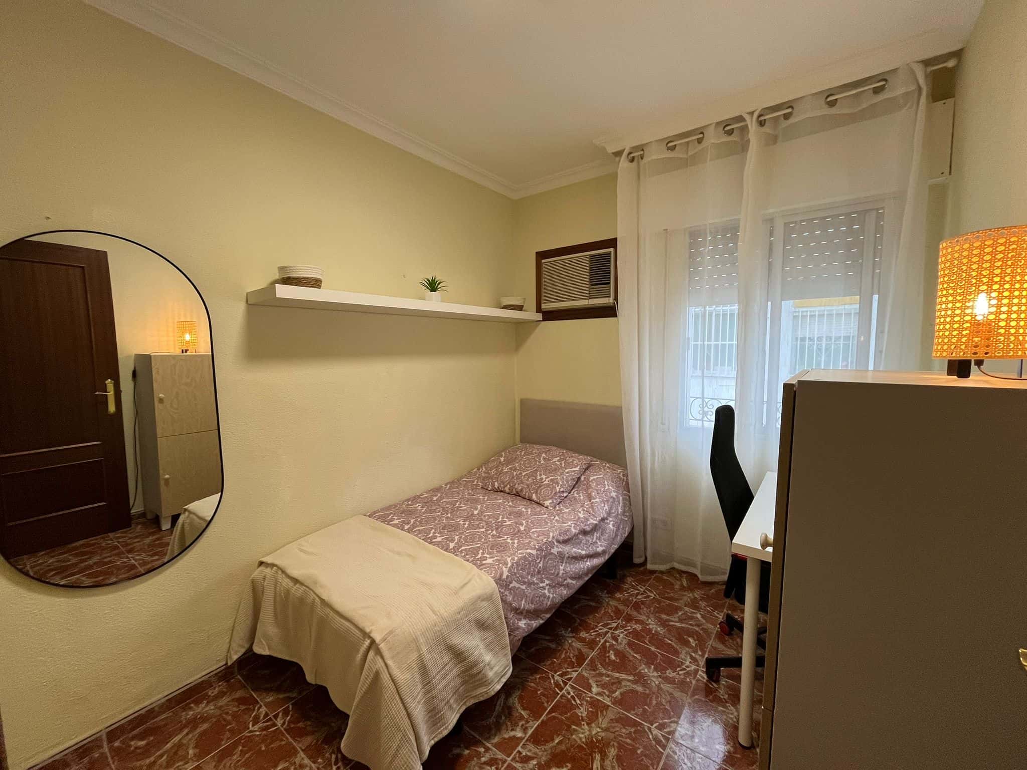 Habitación en Grupo Nuestra Señora del Amparo, Sevilla