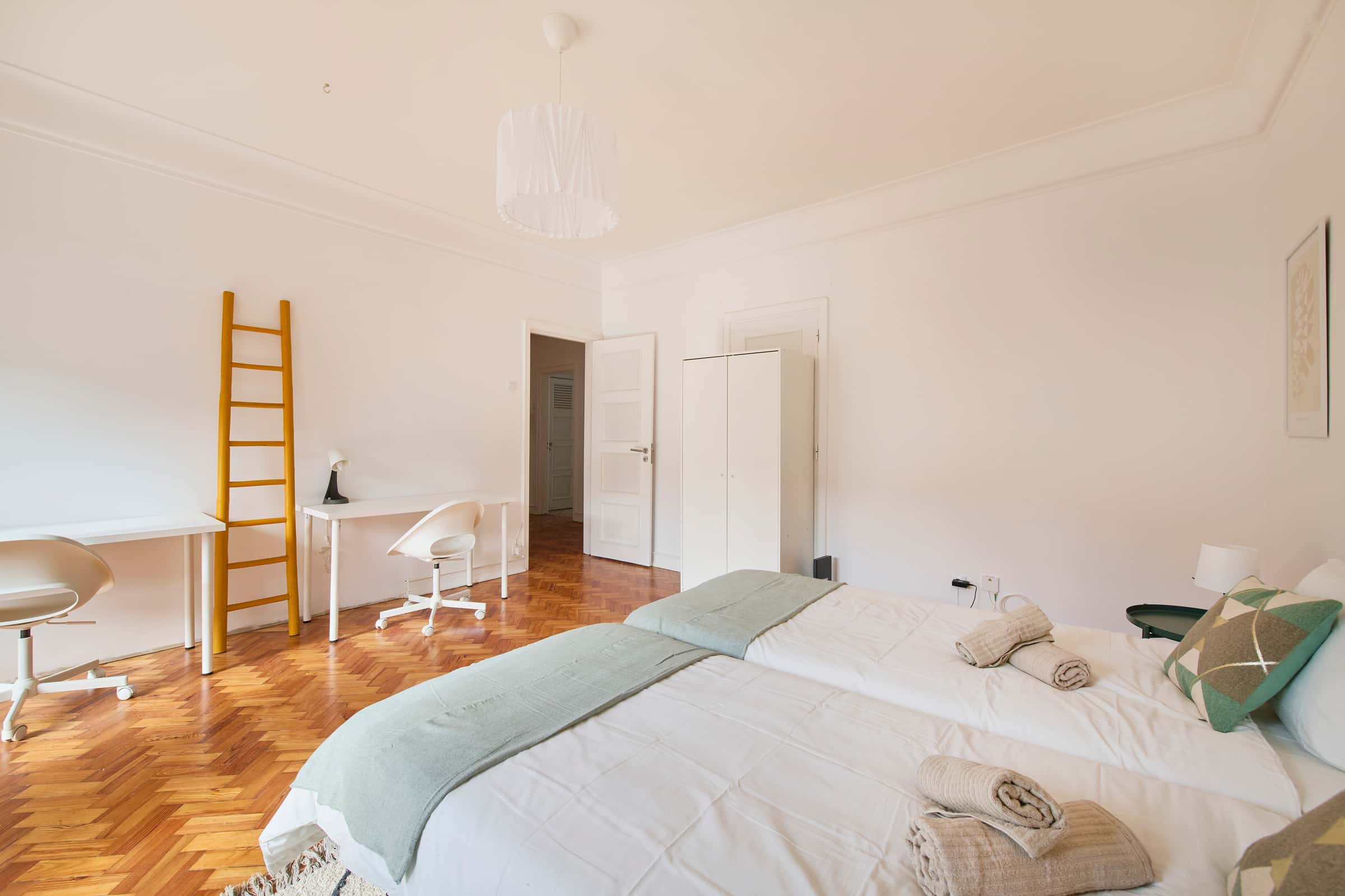 Twin Bedroom with balcony in a 6-bedroom apartment in Lisbon - Room 2
