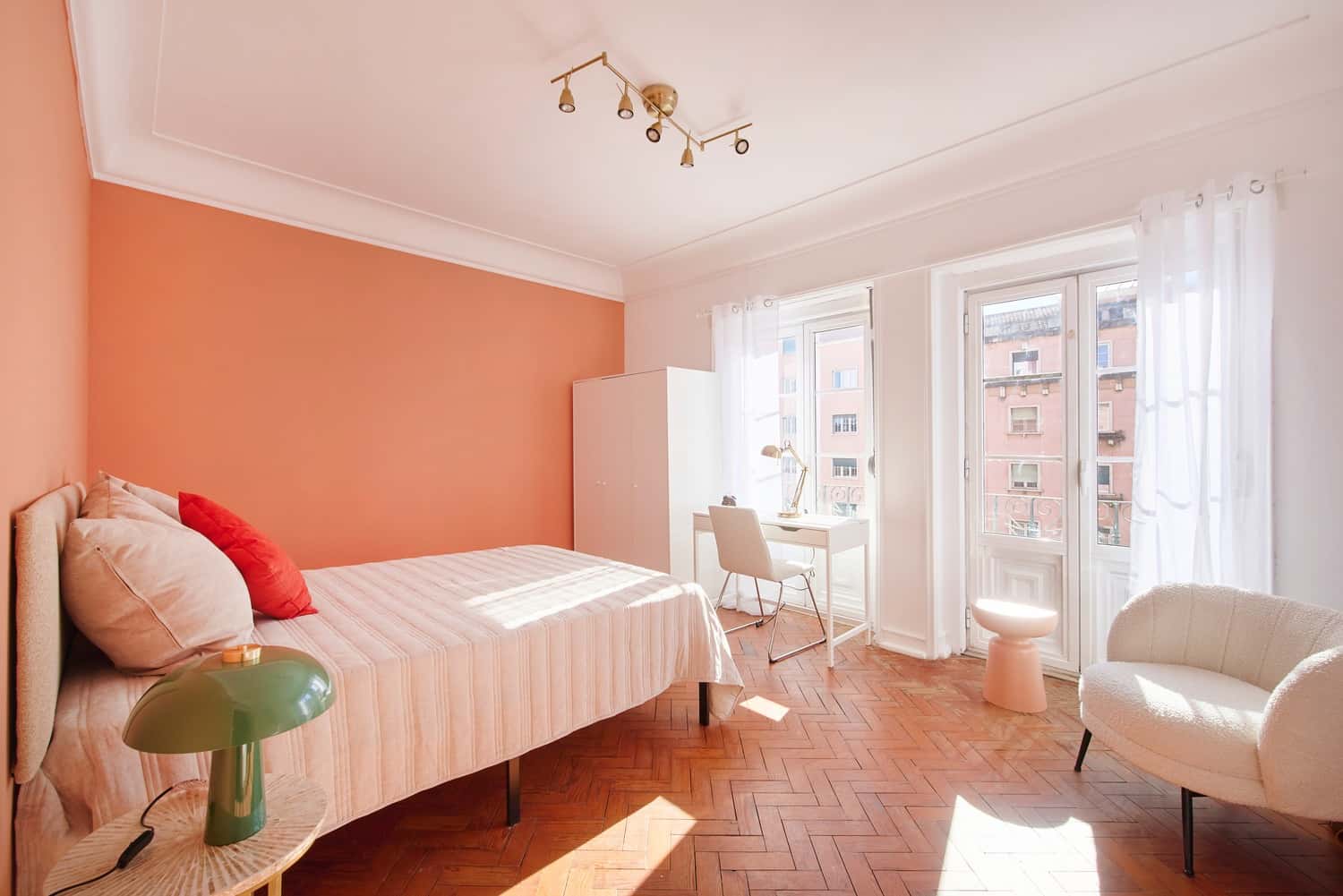 Room 2 - 76. Av João XXI 28 4E