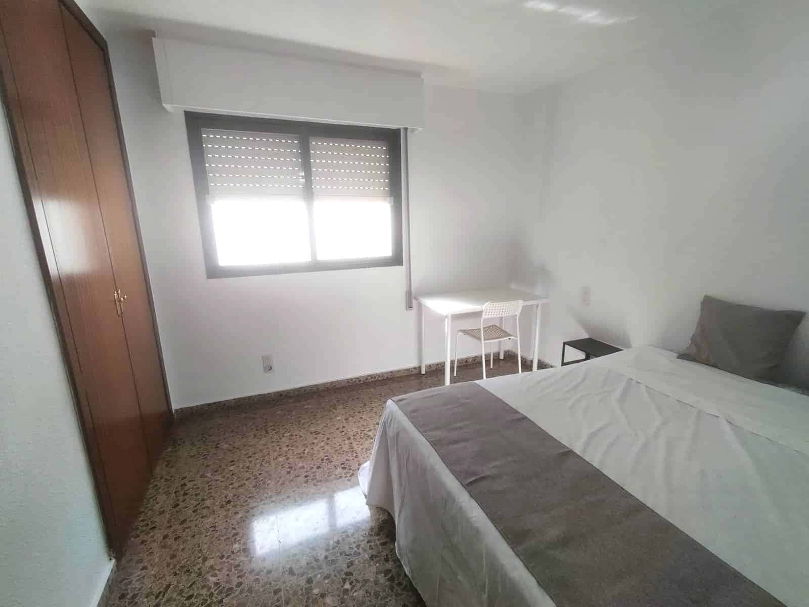 Habitacion privada en Amparo Iturbi , Valencia